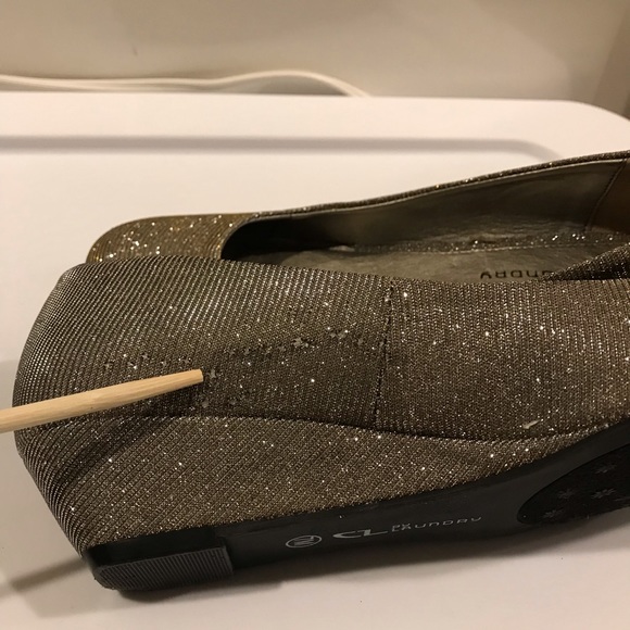 CL by Laundry Wedge Shoe. Size: 7 - Picture 4 of 8